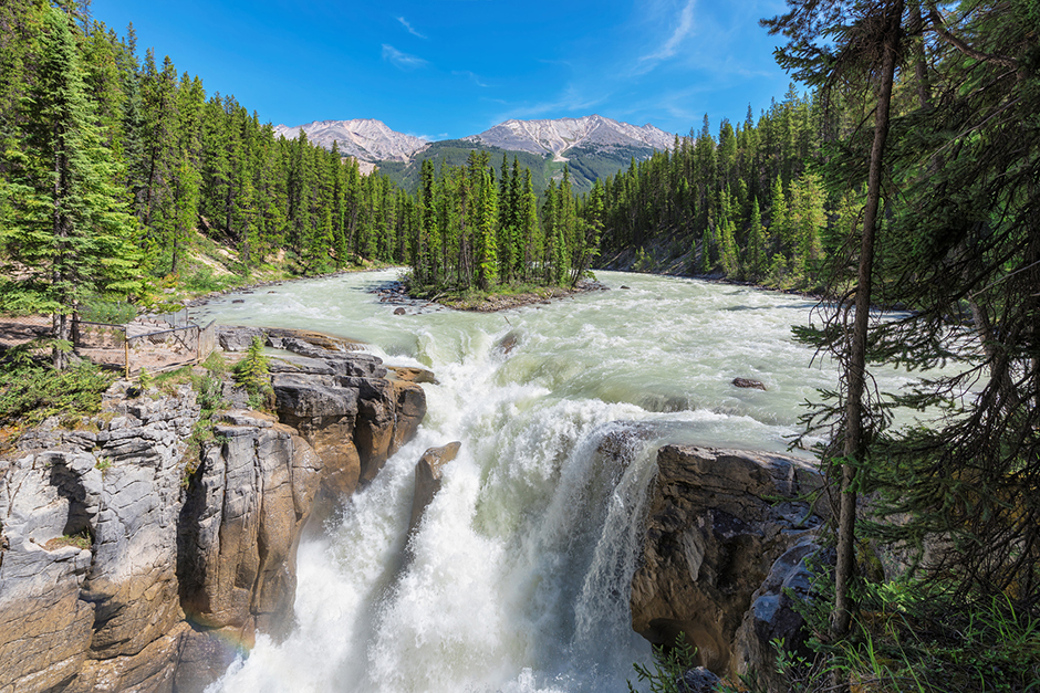 With Railbookers, discover Canada's impressive scenery by train.