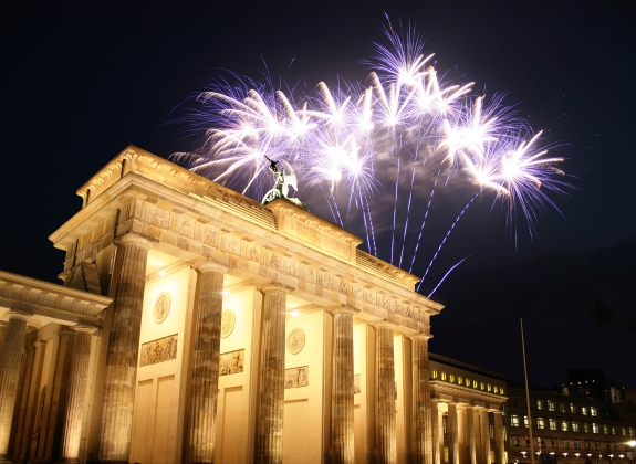 Brandenburg-Gate-fireworks