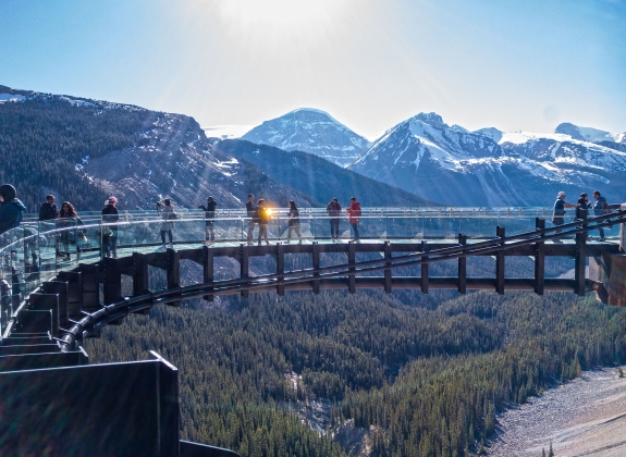 glacier-skywalk-columbia-icefields-rocky-mountains-canada_1107038711_web