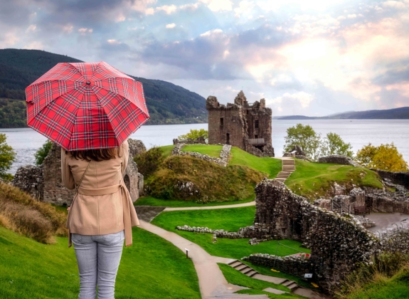 tourist-in-loch-ness-scotland_Urquhart-Castle