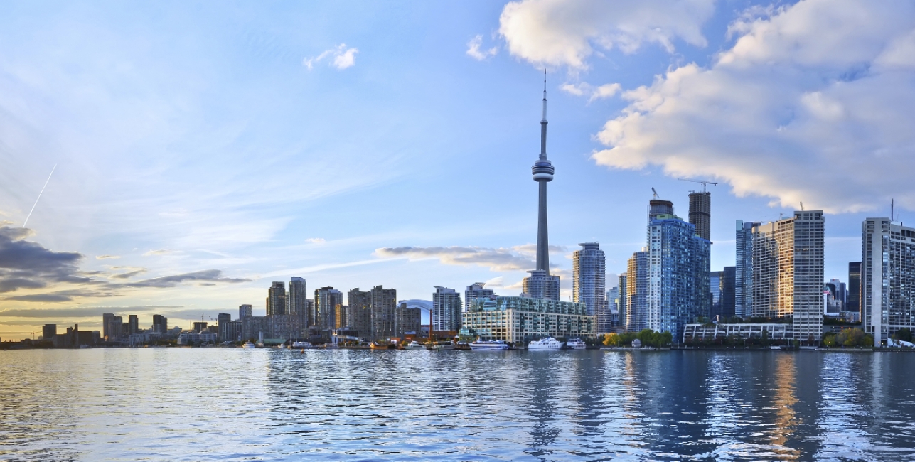 AU-WESTERN-USA-AND-CANADA-Panorama-of-Toronto-skyline-at-sunset-in-Ontario_iStock_000070459487_Double-1800x600