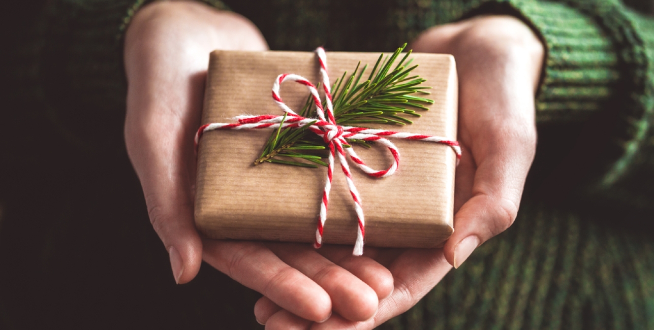 hands holding a gift