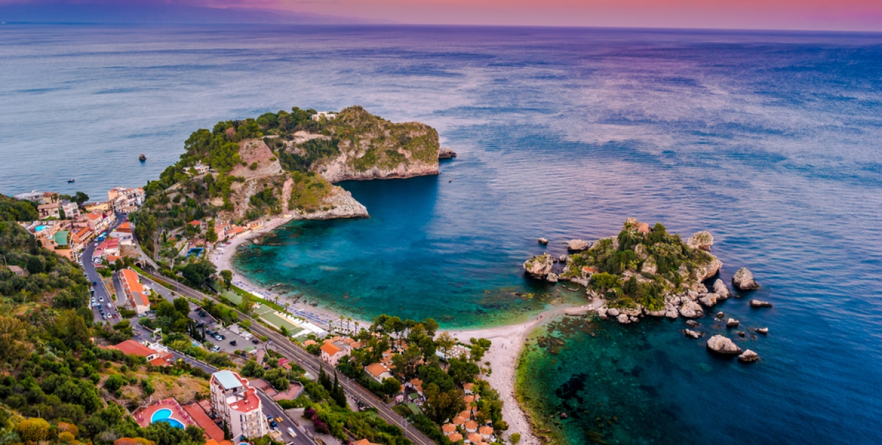 taormina_italy_sicily_with-island-isola-bella_web_514951126