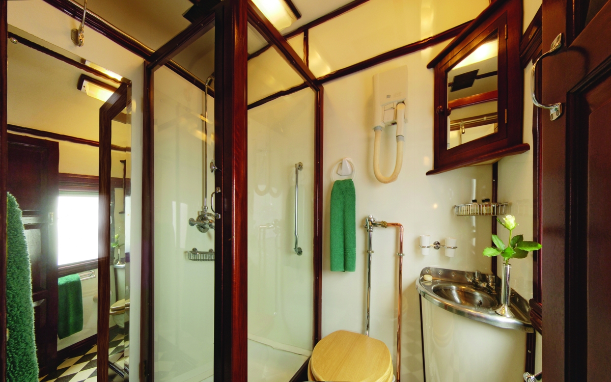 rvr-deluxebathroom-hres