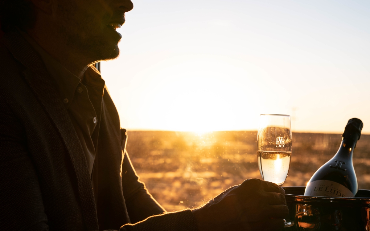 rvr-obscarsunsetcouple2_rovos