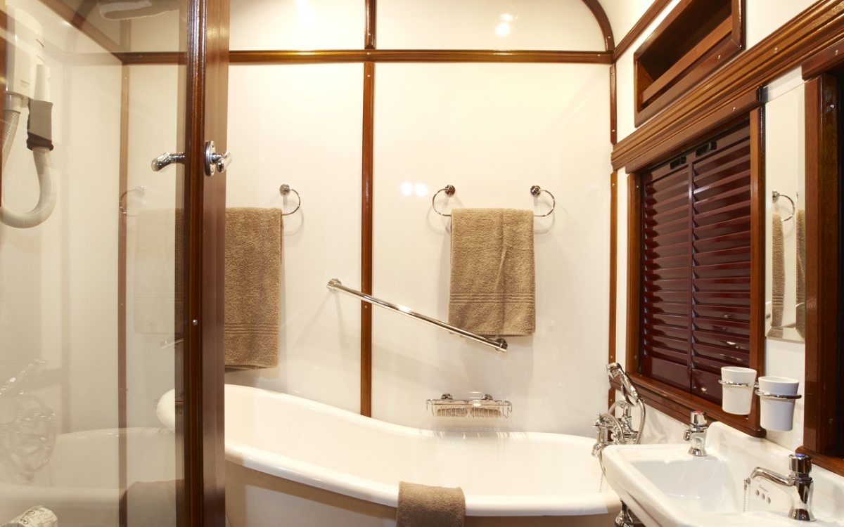 rvr-royalsplittwinbathroom1-hres