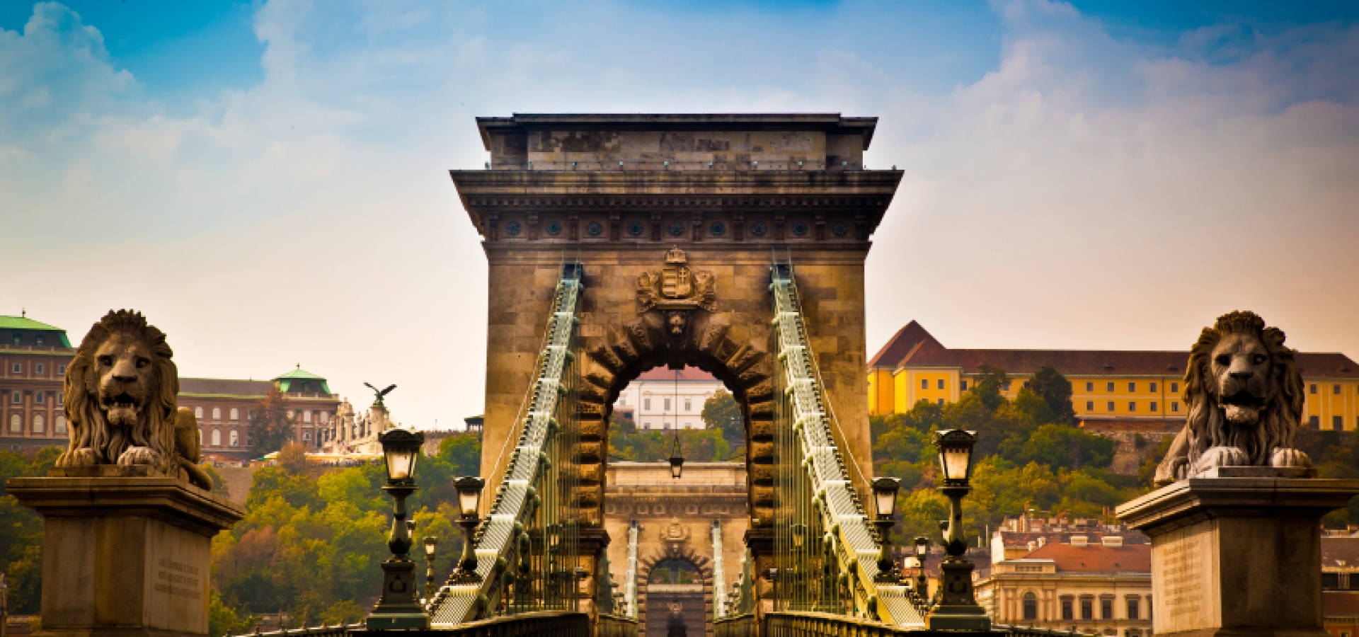 chain-bridge-over-danube-budapest_000022997324