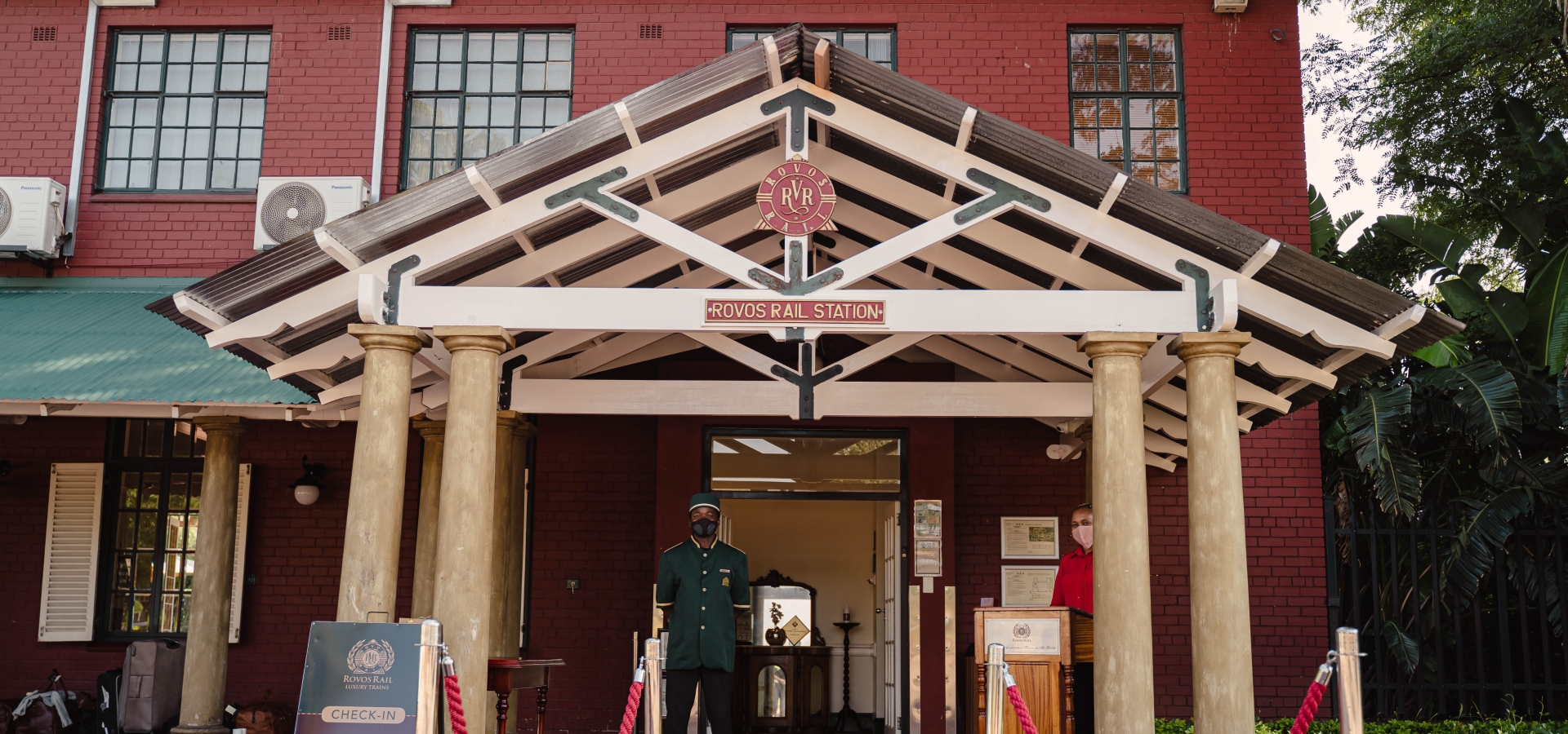 rvr-stationredcarpet_rovos