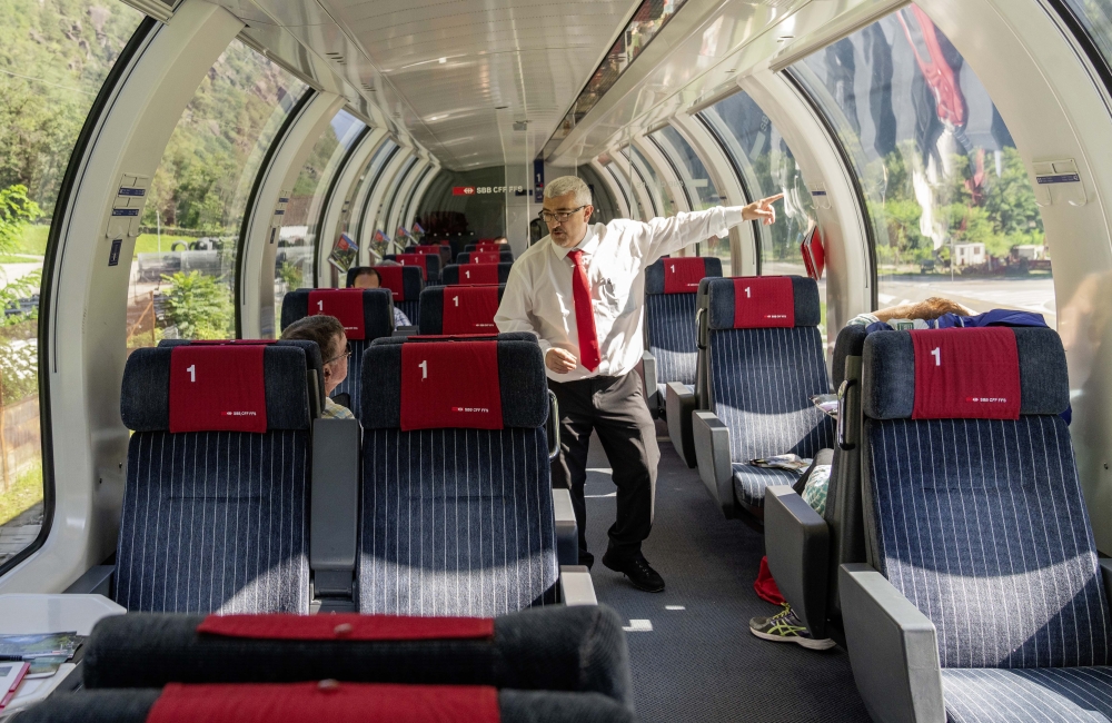gotthard-panorama-express_tour-guide-panorama-coach